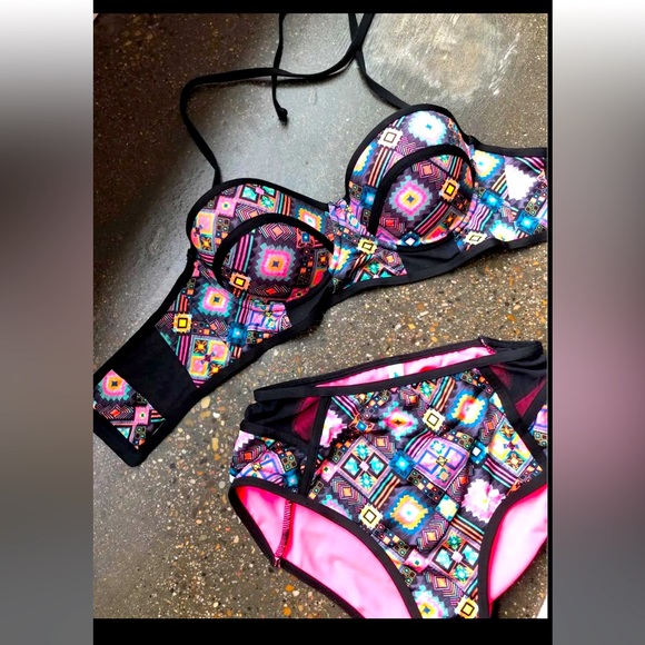 Bikini with two sets of bottoms - Picture 1 of 10
